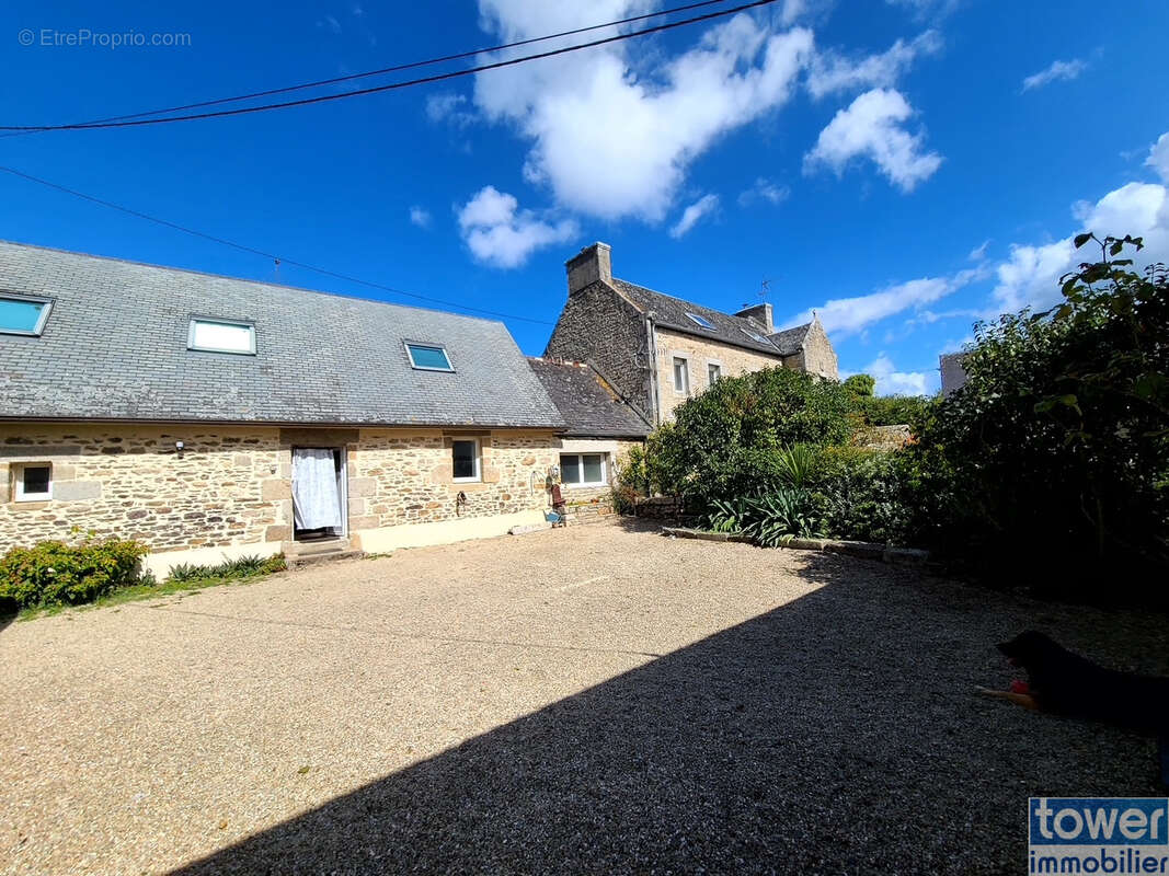 Maison à PLOUGOULM