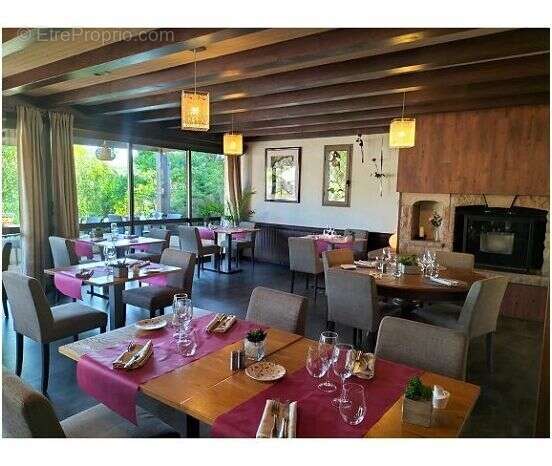 Commerce à NEUVEGLISE