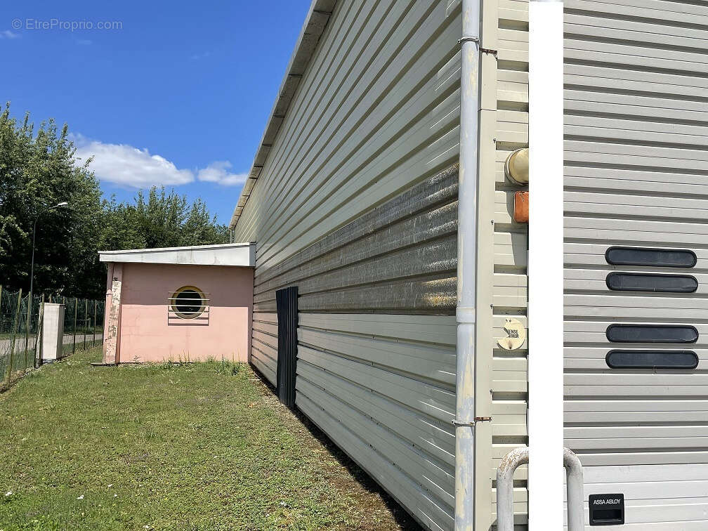 Commerce à CREUZIER-LE-VIEUX
