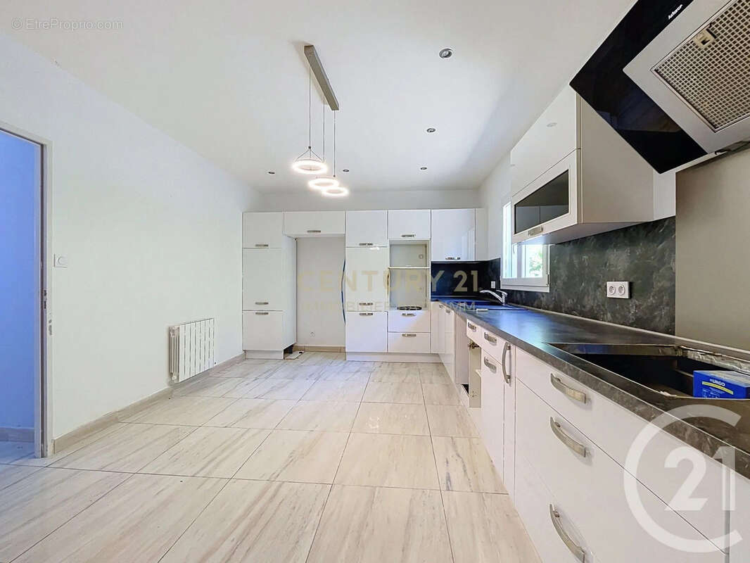 Maison 126 m² à Saint-Clair-De-La-Tour  - photo 3