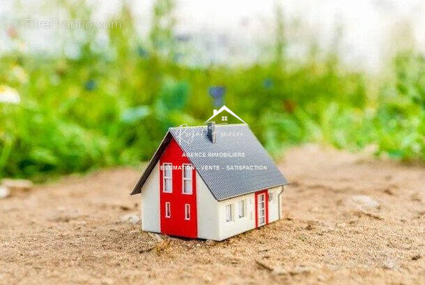 Terrain à SAINT-JEAN-SAINT-GERMAIN