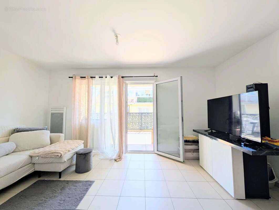 Appartement à SAINT-LAURENT-DU-VAR