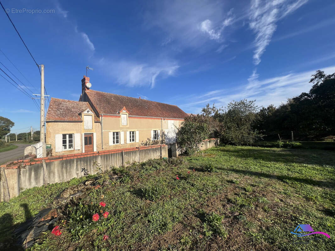 FACADE AVANT AVEC JARDIN - Maison à NERET
