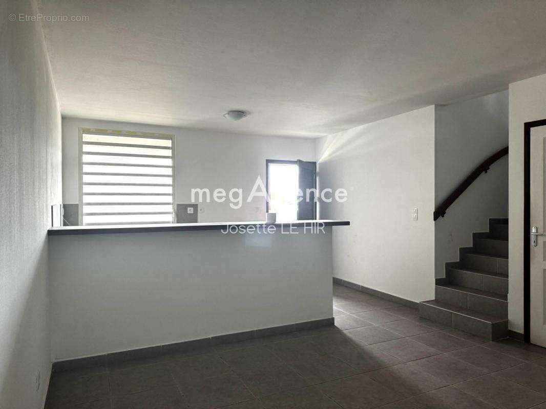 Appartement à REMIRE-MONTJOLY