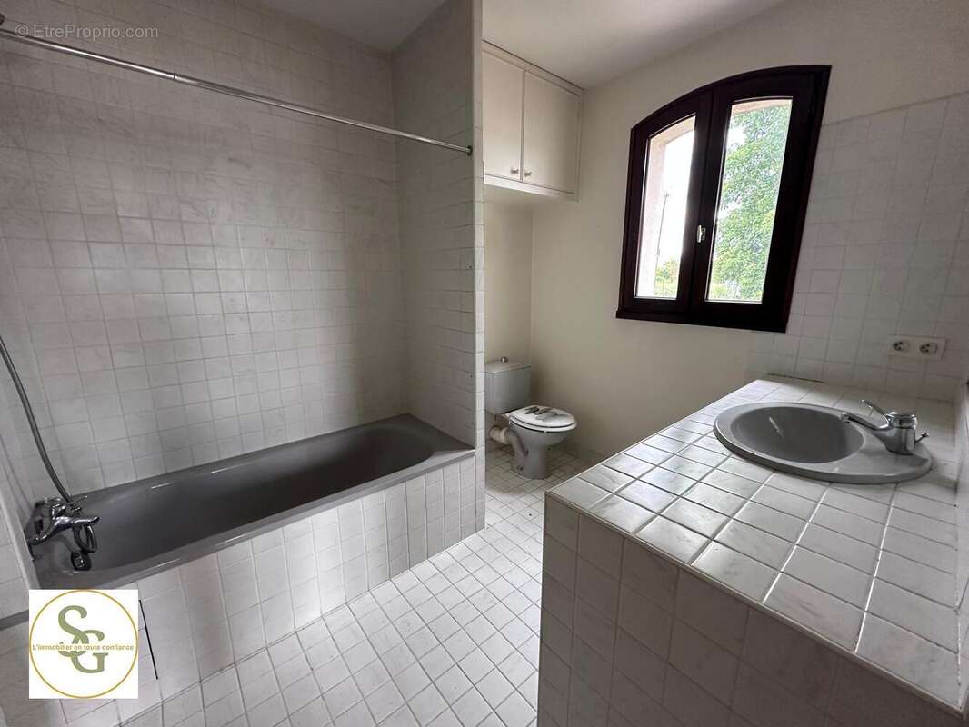   - Maison à LAGRAVE