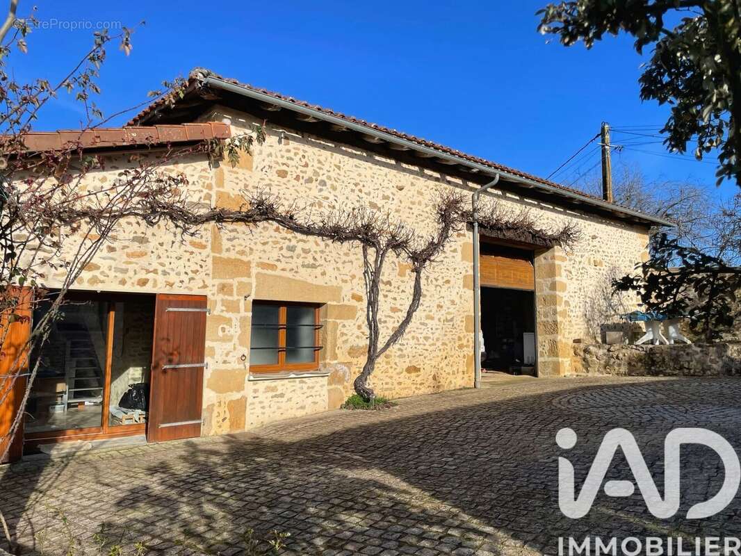 Maison 266 m² à Suaux  - photo 2