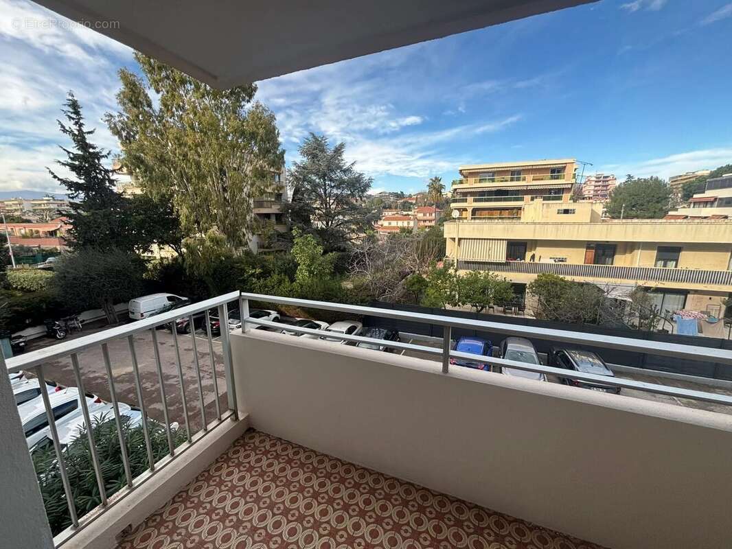 Appartement à SAINT-LAURENT-DU-VAR