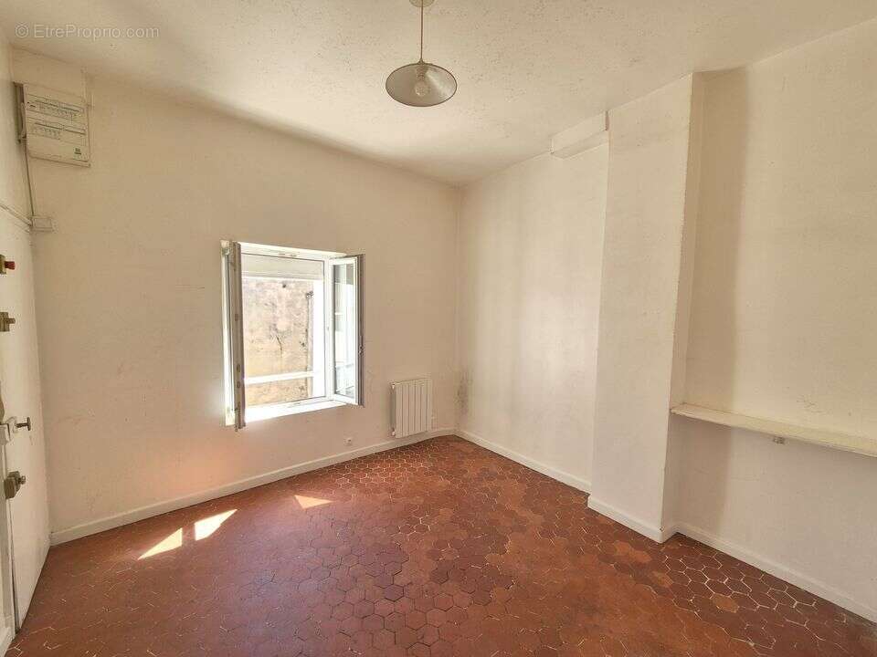 LA CIOTAT STUDIO de 18m² - potentiel - calme - proximité