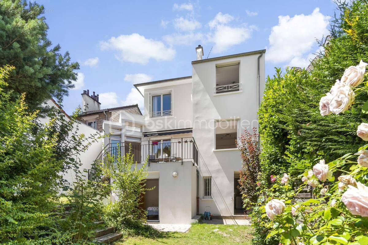 Coup de cœur pour cette maison d'architecte de 177m², située au sein d'un domaine privé sur la commune de Marnes-La-Coquette - photo 1