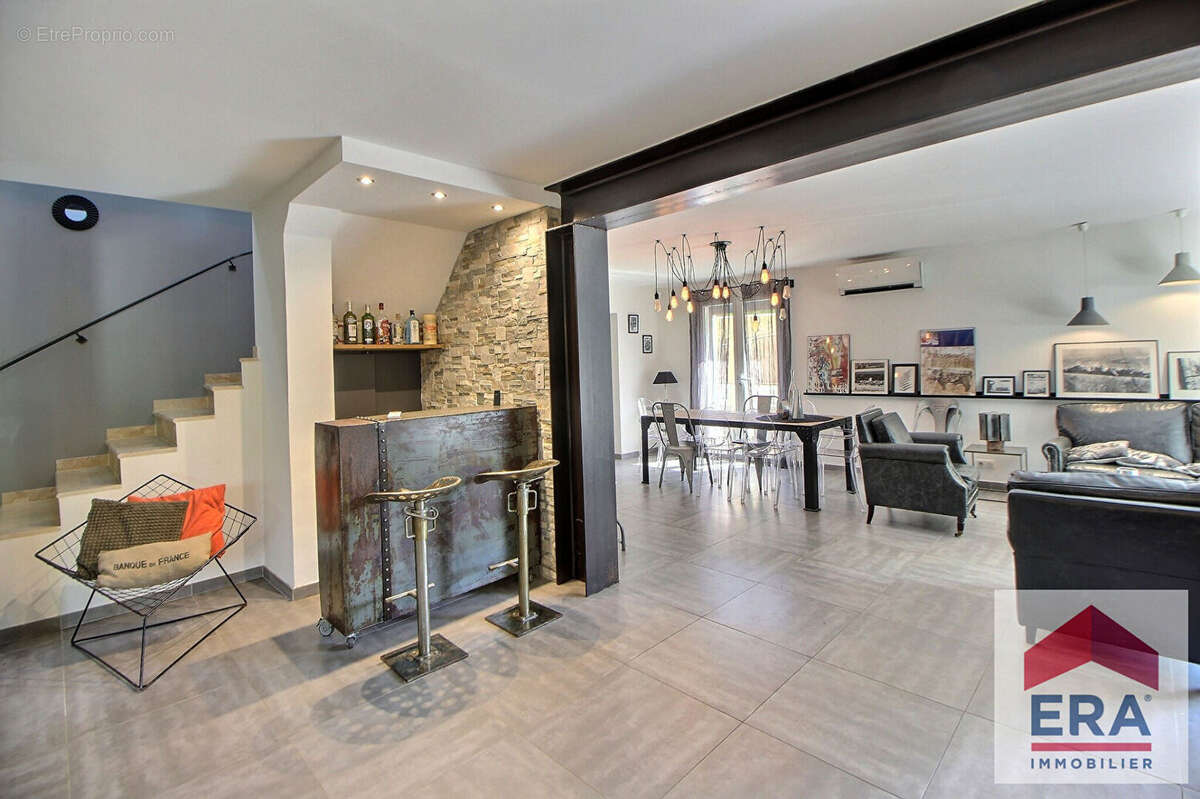 Maison à UCHAUX