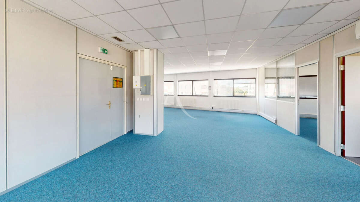 Local commercial CHILLY-MAZARIN 151 m² - photo 4