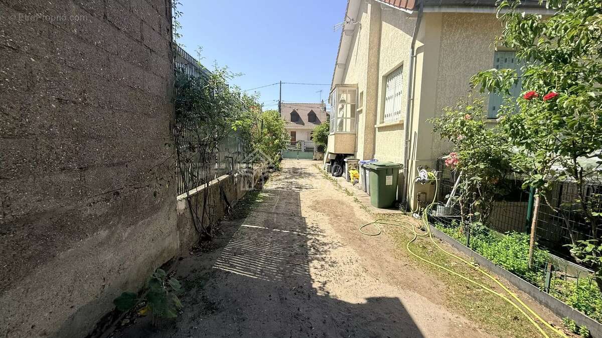 Terrain à SARTROUVILLE
