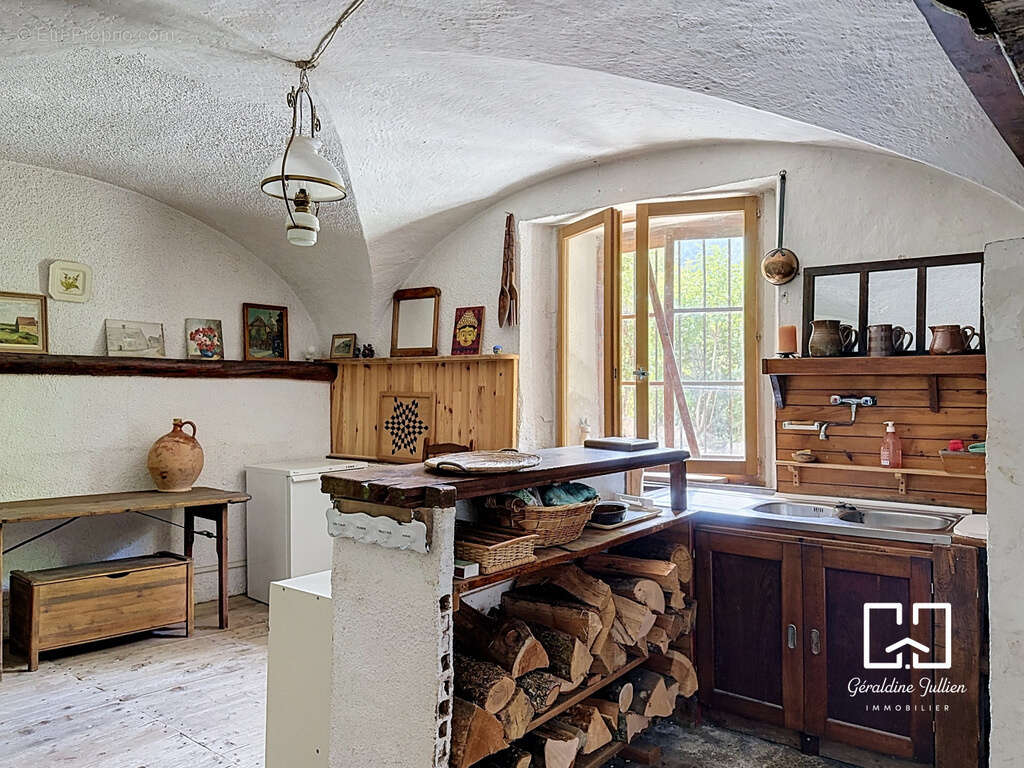 Névache - Authentique maison de village avec terrain et garage - photo 11