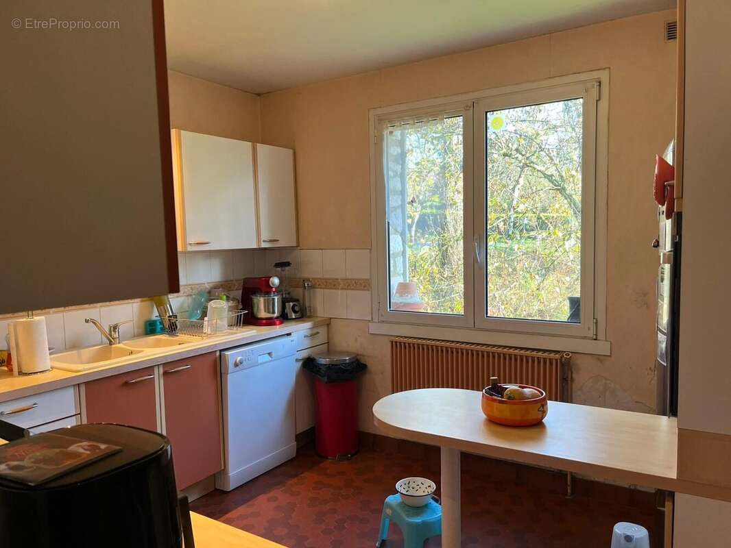 Cuisine fermée et coin repas - Maison à ISSIGEAC