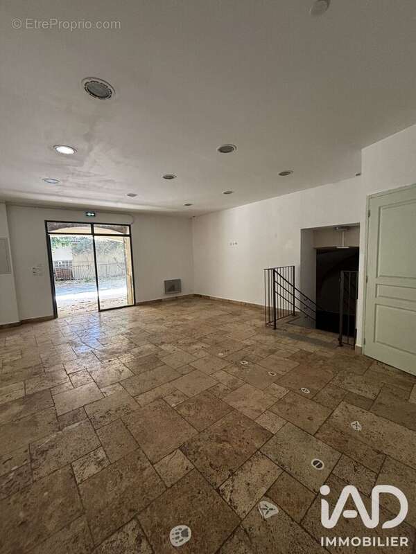 300 m² à Pelissanne  - photo 3
