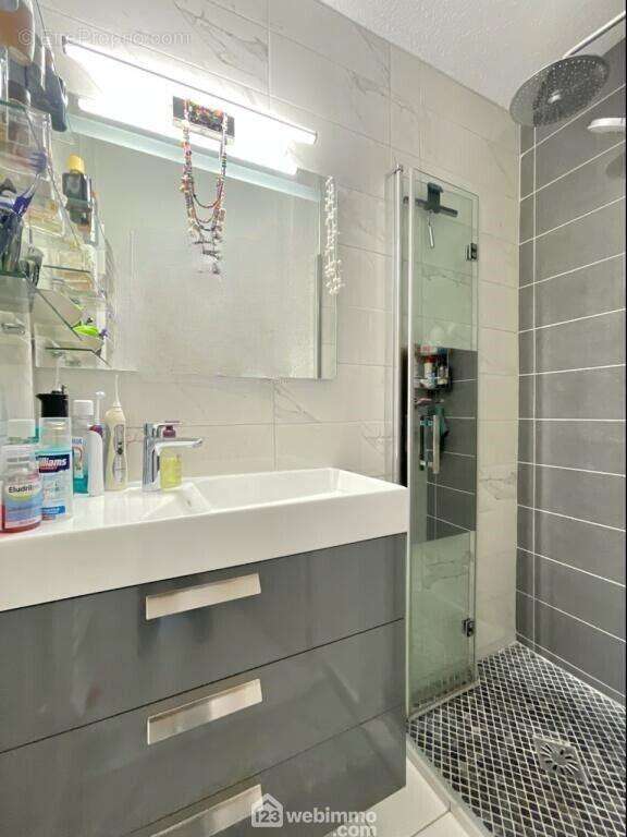 Salle d?eau contemporaine avec douche à l?italienne et meuble vasque. - Appartement à SAINTE-MAXIME