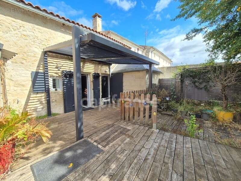 VENTE A TERME LIBRE - Maison 6 pièces PONS (17) - Centre ville - Piscine - Terrain de 167m² - photo 2
