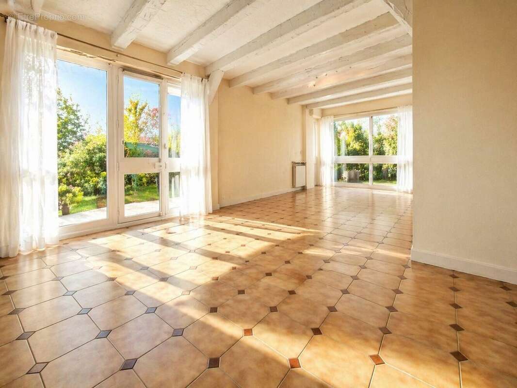 Appartement à FONTENAY-LE-FLEURY