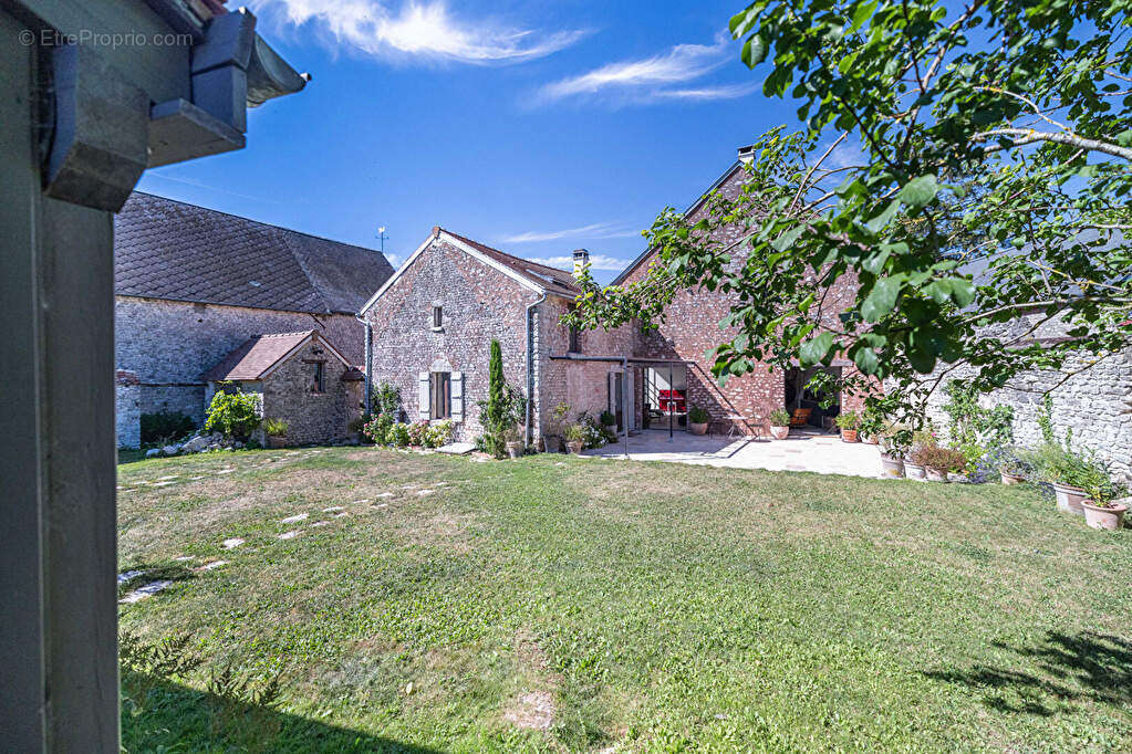 Maison à BAZOCHES-LES-HAUTES