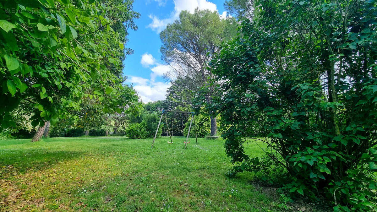 JARDIN - Maison à SAINT-JULIEN-DE-BRIOLA