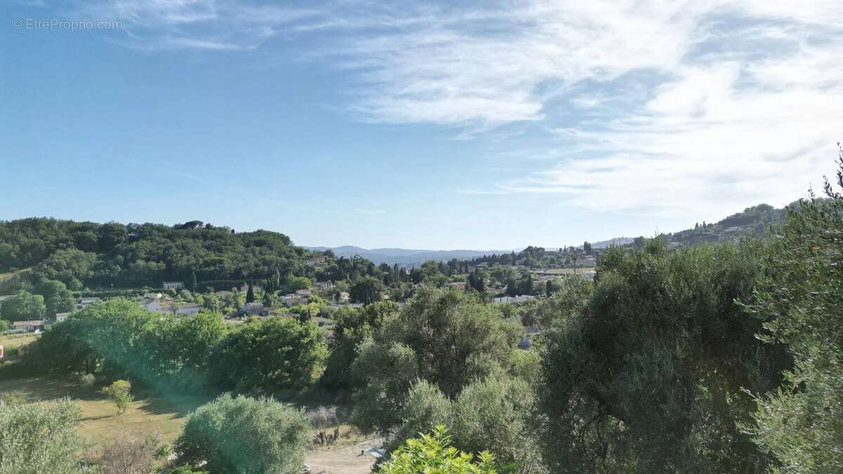 Terrain à CHATEAUNEUF-GRASSE
