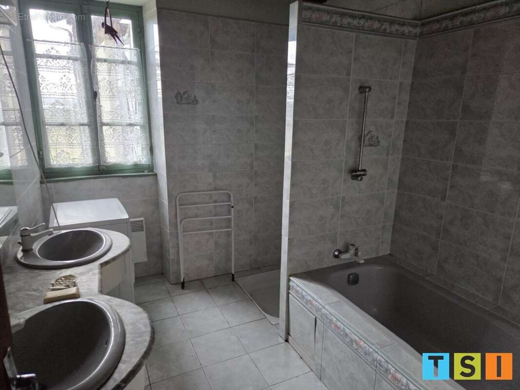 Ancienne ferme composée de deux maisons, 170 m² + nombreuses dépendances sur 3950 m² - photo 6