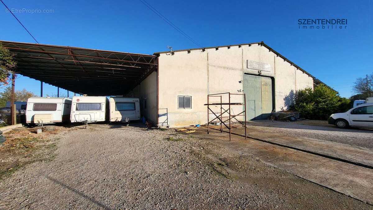 Commerce à SAINT-LAURENT-D'AIGOUZE