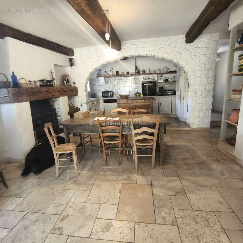 Maison  de charme en pierre avec jardin clos et parking privé - photo 10