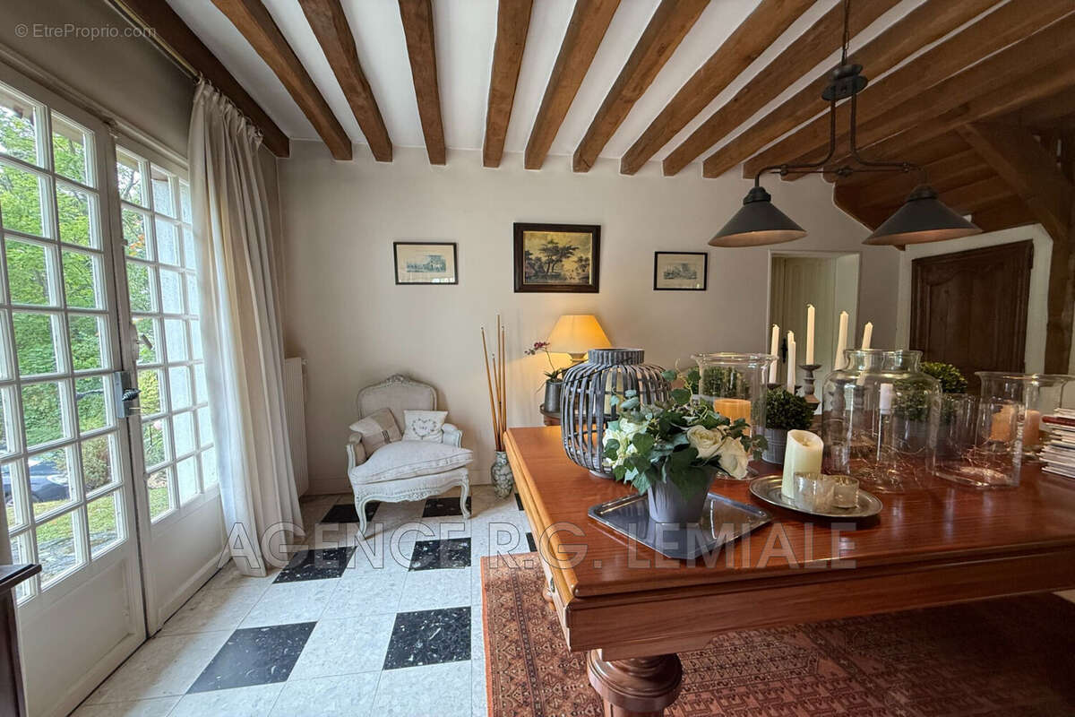 Maison à LE MESNIL-LE-ROI