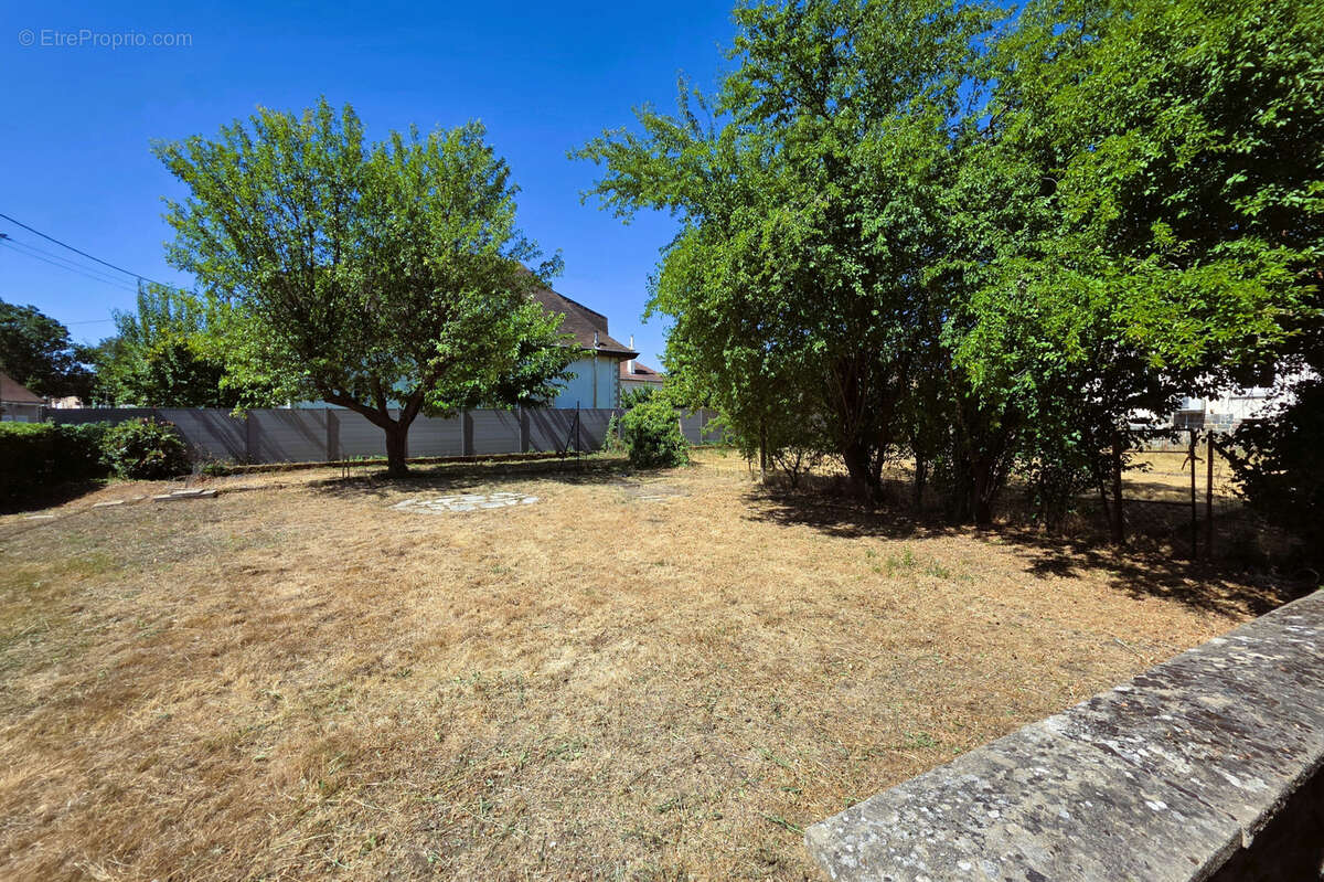Prix en baisse! maison centre ville avec jardin - photo 3