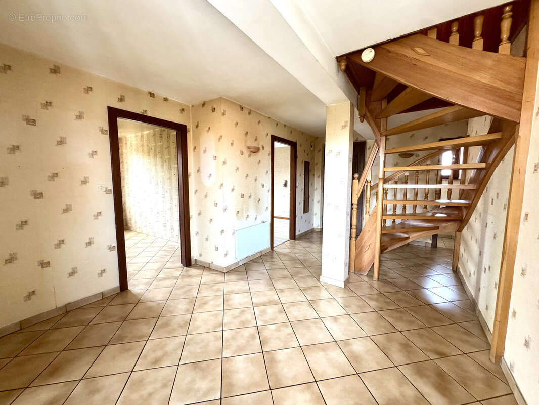 Vendenheim   spacieux duplex 6 pièces avec cour privative et beau potentiel - photo 4