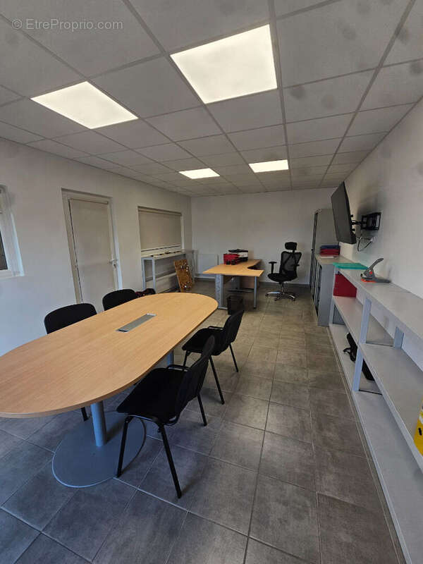 Commerce à MAZIERES-EN-MAUGES