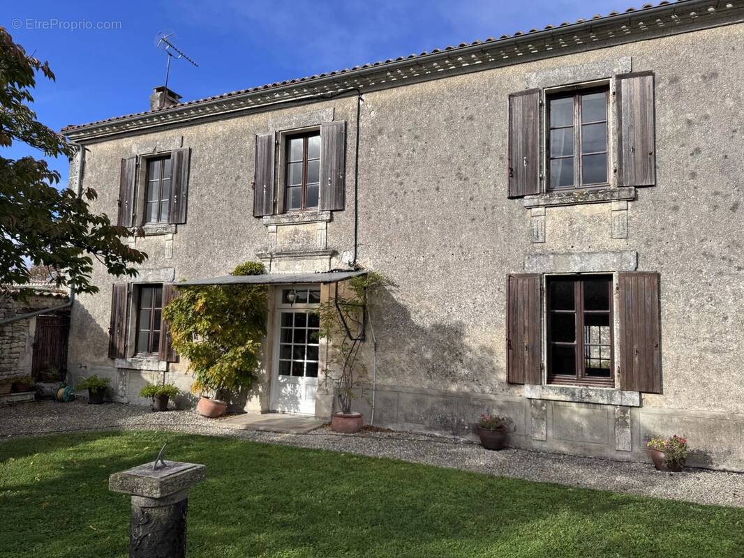 Maison à GENAC