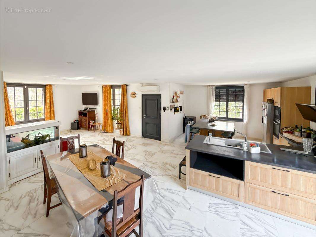  À VENDRE – DOUZILLAC (24190) Maison rénovée avec piscine – 156 m² habitables – Terrain clos de 1 326 m² – 195 000€ FAI - photo 1