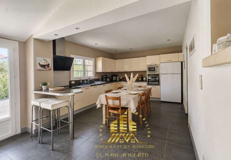 À SEULEMENT 10 MINUTES DE BORDEAUX ! Magnifique maison de plain-pied de 160 m² avec 4 chambres à Artigues - photo 3