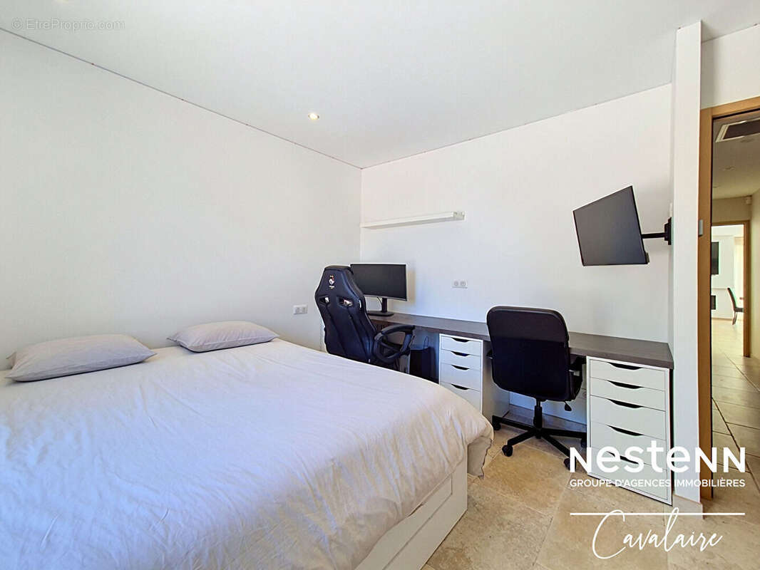 Maison contemporaine à Cogolin aux prestations de qualité, 3 chambres + studio indépendant, piscine et SPA et double garage - photo 19