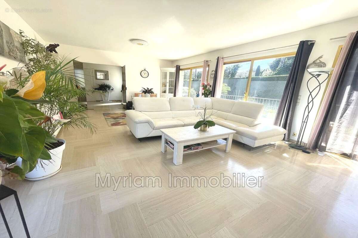 Maison 255 m² à Peymeinade  - photo 4