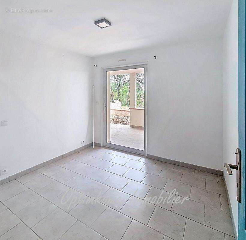 Maison de 2020 avec piscine, garage et jardin dans un environnement calme - photo 2