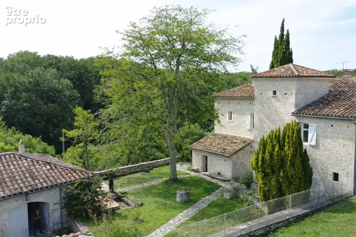 Superbe propriété en pierre du XVIIIᵉ siècle avec gîte et piscine, au cœur d’un parc arboré de 6000 m2 - photo 4