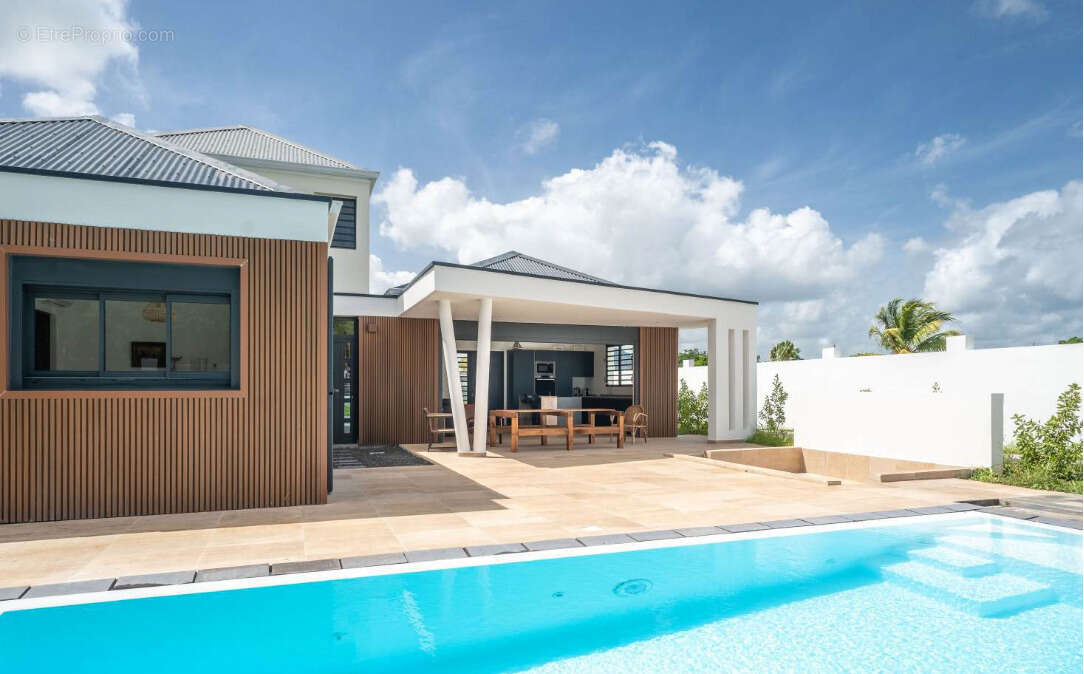 Villa d'architecte   port-louis  94 m2  piscine  meublée - photo 2