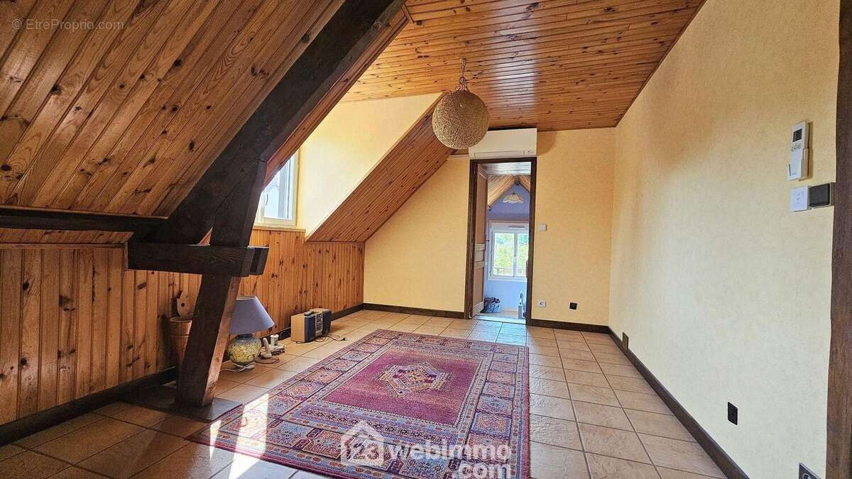 Au 1e étage, une mezzanine de 14 m². - Maison à SOISY-SUR-ECOLE