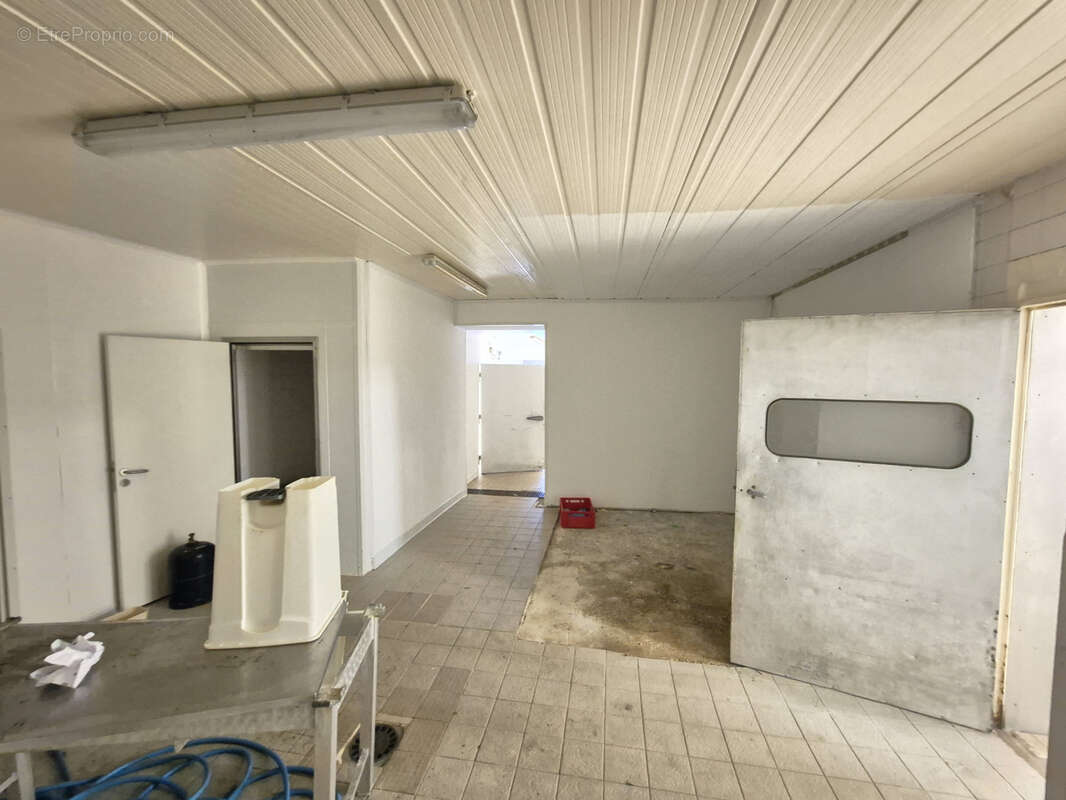 Bâtiment industriel à vendre   Alès • ±660 m2 sur terrain clos 1 389 m2 - photo 25