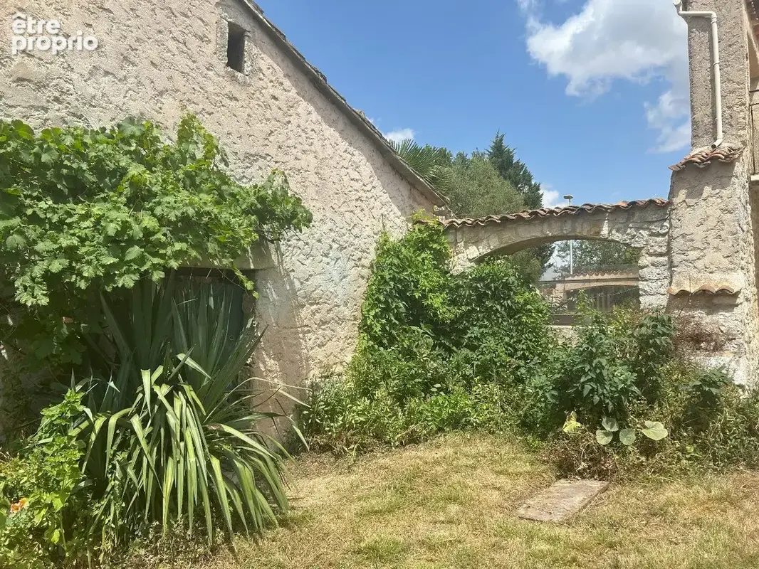Maison de caractère avec grandes dépendances et jardin de 1 200 m² - photo 14