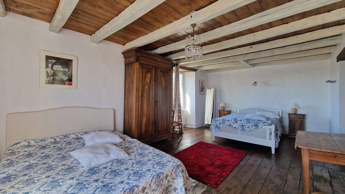 Maison à MONTMOREAU-SAINT-CYBARD