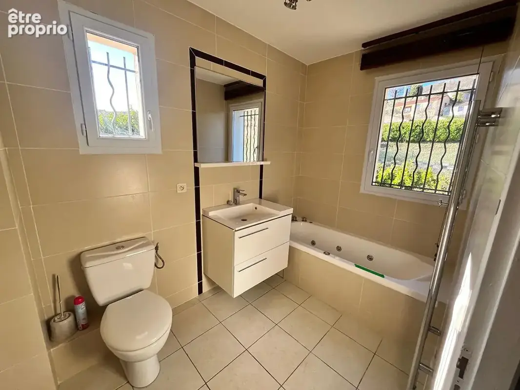 Super Maison  de plain pieds de 128 m2 habitable avec terrain , piscine et parkings - photo 12