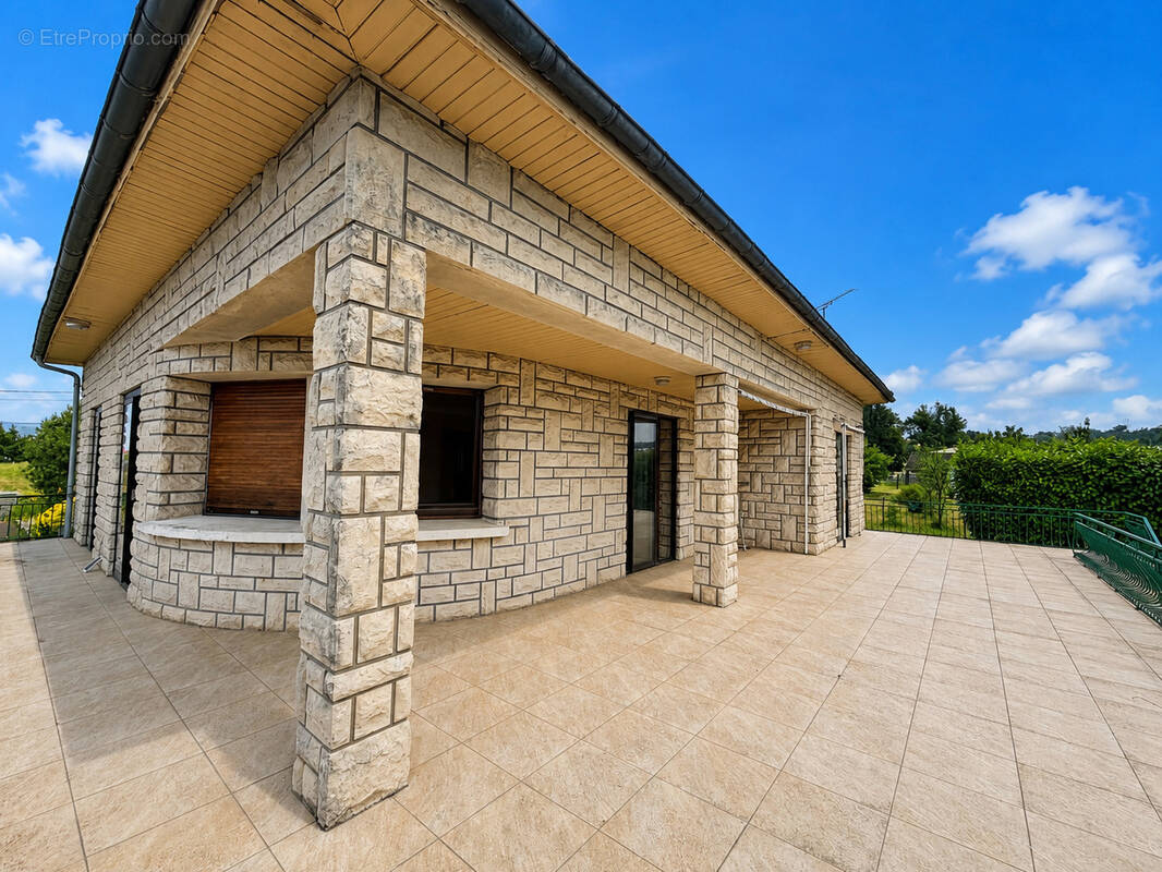 Coup de cœur assuré : Maison de qualité avec fort potentiel sur magnifique terrain de 5800 m2. - photo 19