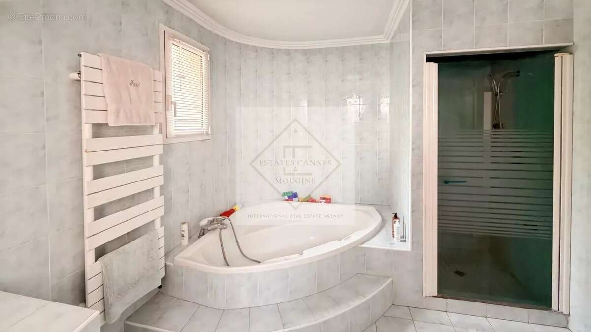 À vendre – villa de charme vue mer à antibes, calme absolu - photo 24