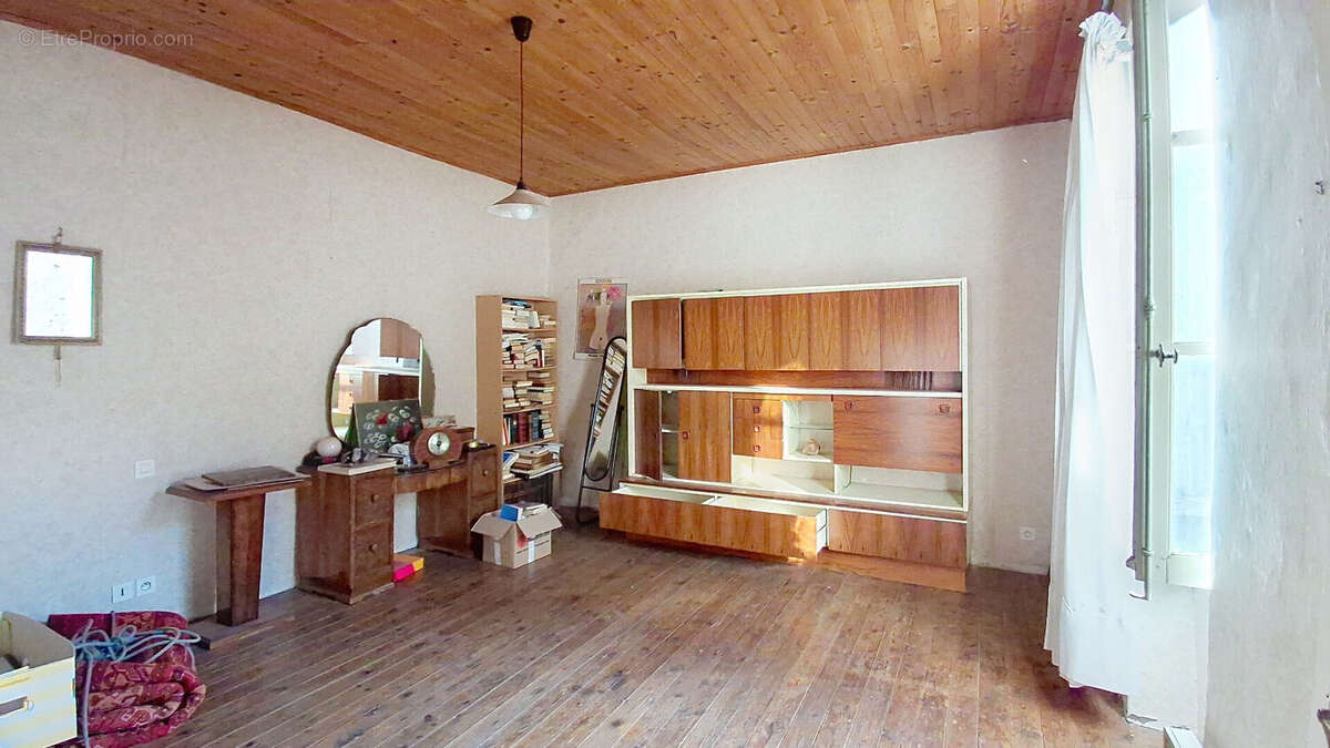 Maison à LAUDUN-L&#039;ARDOISE