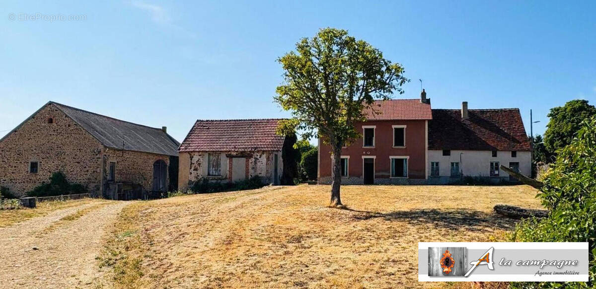 Maison à SAINT-JULIEN-LA-GENETE