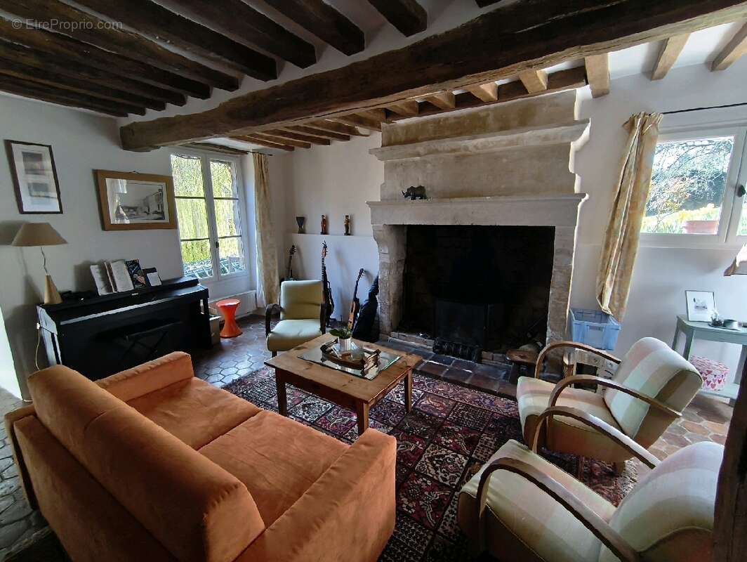 Maison à VALLANGOUJARD
